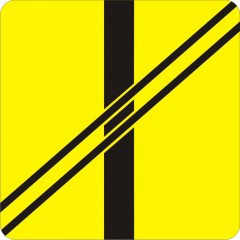 Das Schild weist auf die Anordnung von Gleisen und der Straße am Übergang hin