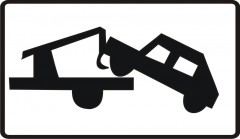 Das Schild weist darauf hin, dass das Fahrzeug auf Kosten des Inhabers abgeschleppt wird