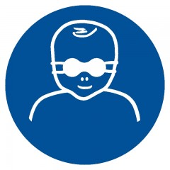 Weitgehend lichtundurchlässigen Augenschutz für Kinder benutzen