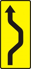 Das Schild weist auf eine unerwartete Änderung der Verkehrsrichtung, zuerst rechts, dann links hin