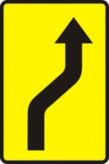 Das Schild weist auf eine unerwartete Änderung der Verkehrsrichtung, nach rechts hin