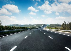 Oznakowanie poziome dróg – wymogi prawne malowania nawierzchni dróg oraz parkingów