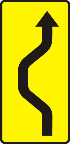 Das Schild weist auf eine unerwartete Änderung der Verkehrsrichtung, zuerst links, dann rechts hin