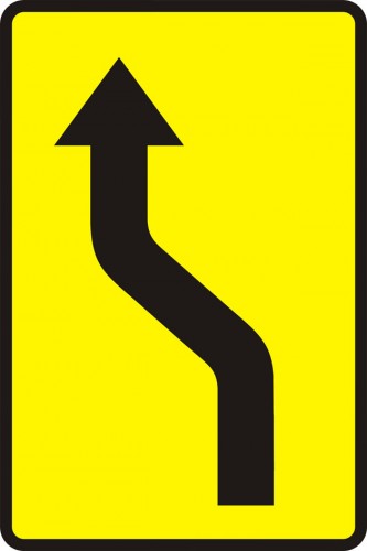 Das Schild weist auf eine unerwartete Änderung der Verkehrsrichtung, nach links hin