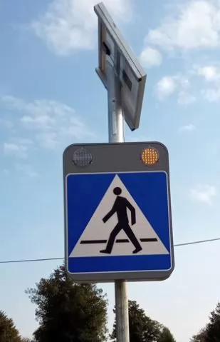 Znak aktywny przejście dla pieszych D-6